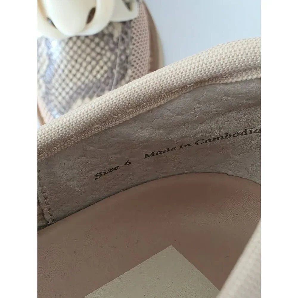Dolce Vita Sandey low heeled loafers in a beige snakeskin pattern Size 6 NWOB